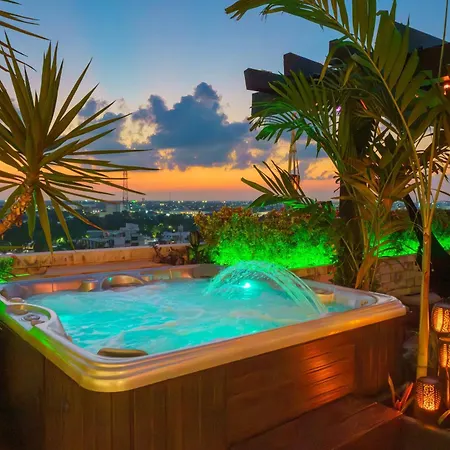 Luxury 4 Bedroom Penthouse With Private Jacuzzi Steps From Hotel Zone